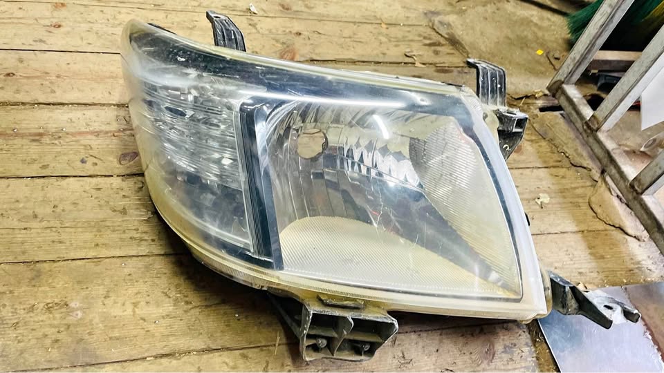 Toyota Hilux D4D headlight - Private Seller Toyota Hilux D4D headlight - Private Seller