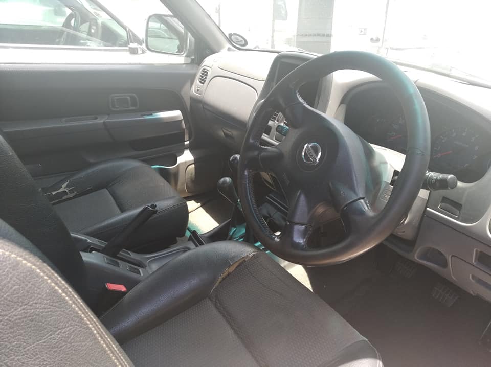 Nissan hard body 2018 engine starts , accident damaged 21000km - Private Seller