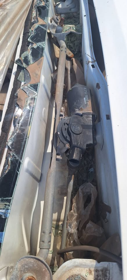 Toyota prado window wiper motor and meganism available - Private Seller