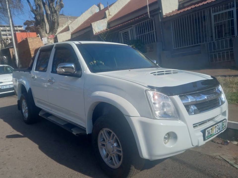 2012 Isuzu KB300 LX DTEC DIESEL, D-CAB, MANUAL, WHITE,Service book Spare key