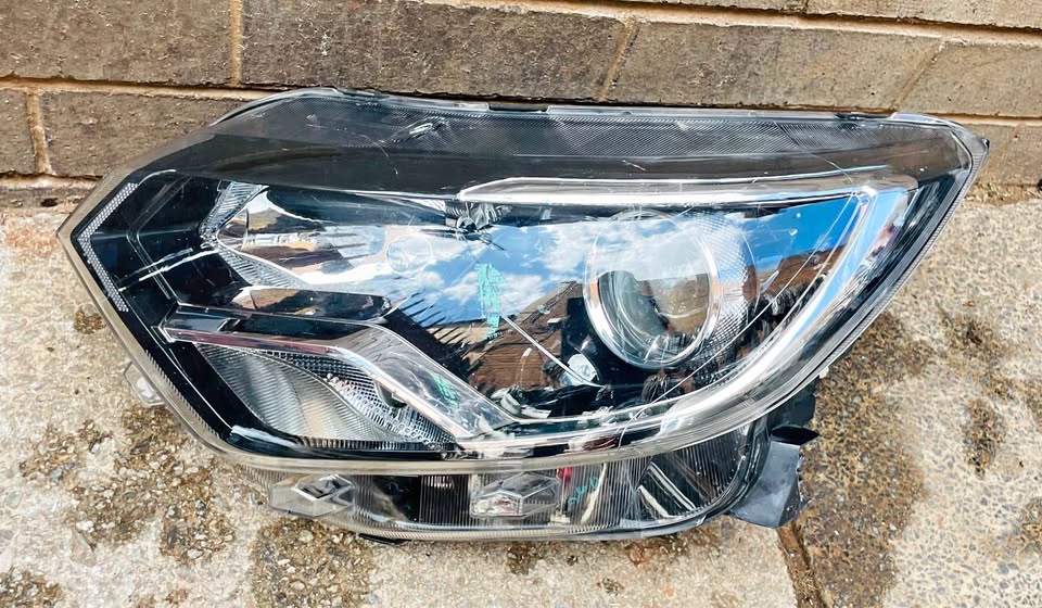 RENAULT TRIBER HEADLIGHT 2020 - Private Seller RENAULT TRIBER HEADLIGHT 2020 - Private Seller