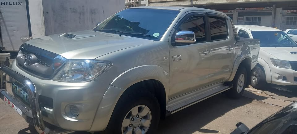 2008 TOYOTA HILUX 3.0 D4D 4X2 DIESEL DOUBLE CAB, MANUAL, SILVER GOLD COLOUR
