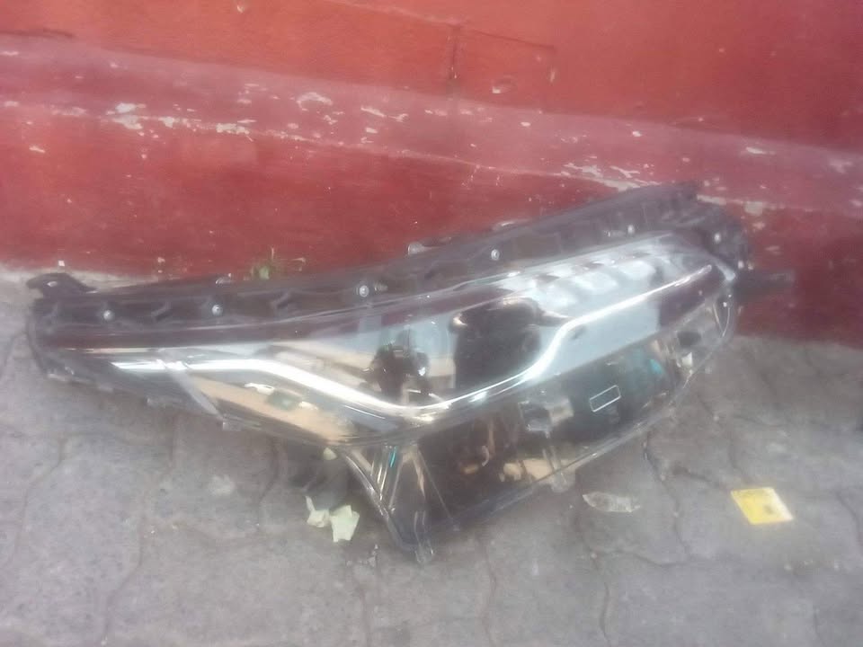 Toyota fortuner headlight xenon left side - Private Seller Toyota fortuner headlight xenon left side - Private Seller