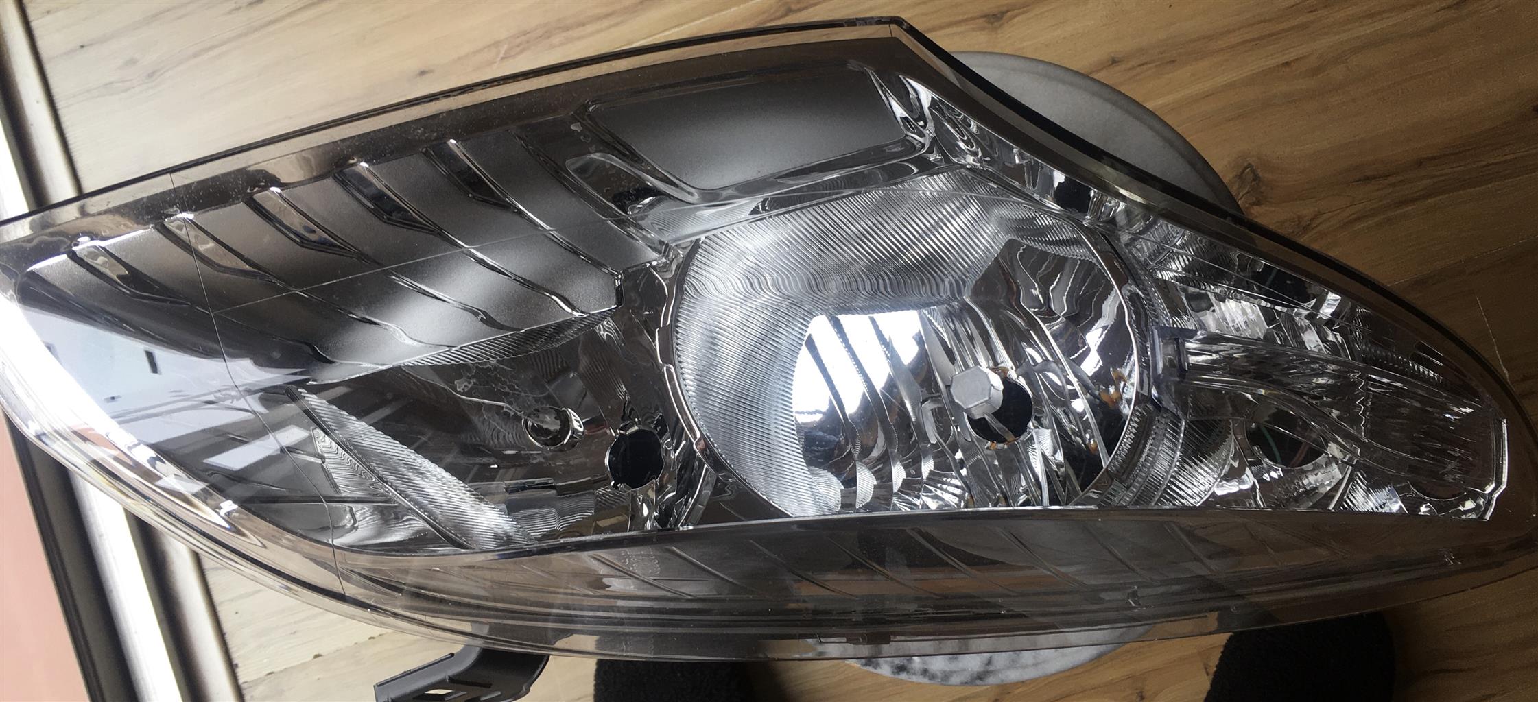 Renault Meg-Anne hedlinght right parts number 260105680 R /Gpa - Private Seller