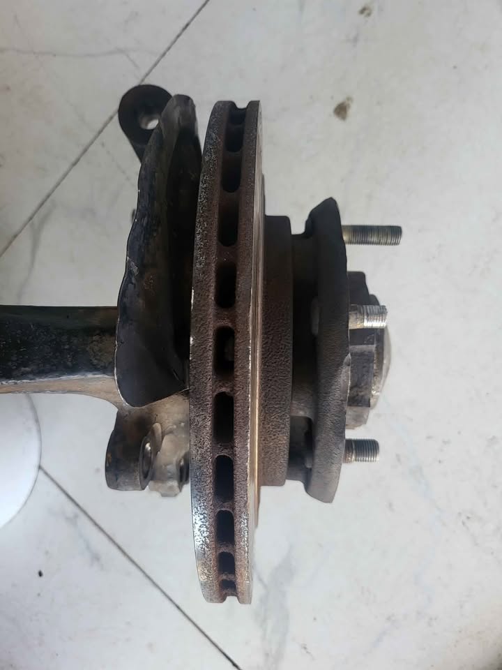 2015 Nissan Np300 4x4 Right bearing carrier for sale.