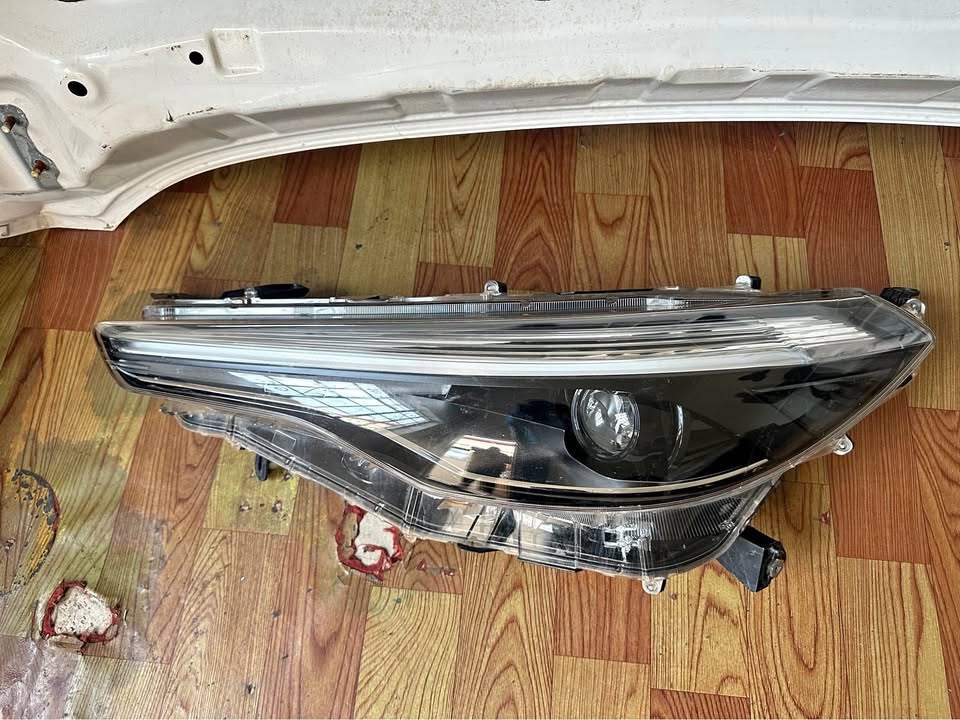 Toyota Corolla cross left side xenon headlight - Private Seller Toyota Corolla cross left side xenon headlight - Private Seller