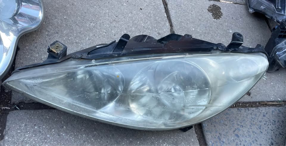 Peugeot 307 headlight - Private Seller Peugeot 307 headlight - Private Seller