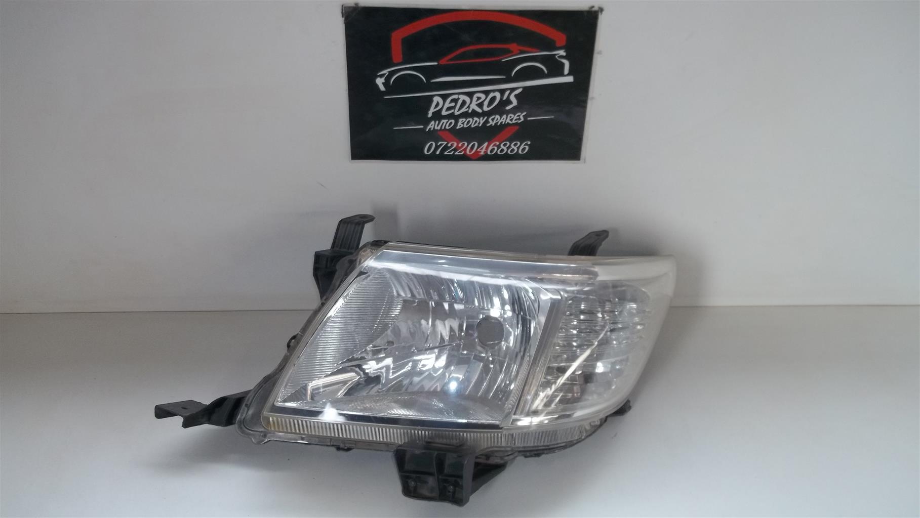 Toyota Hilux D4D ('12-'15) (Left) Headlight - Private Seller Toyota Hilux D4D ('12-'15) (Left) Headlight - Private Seller