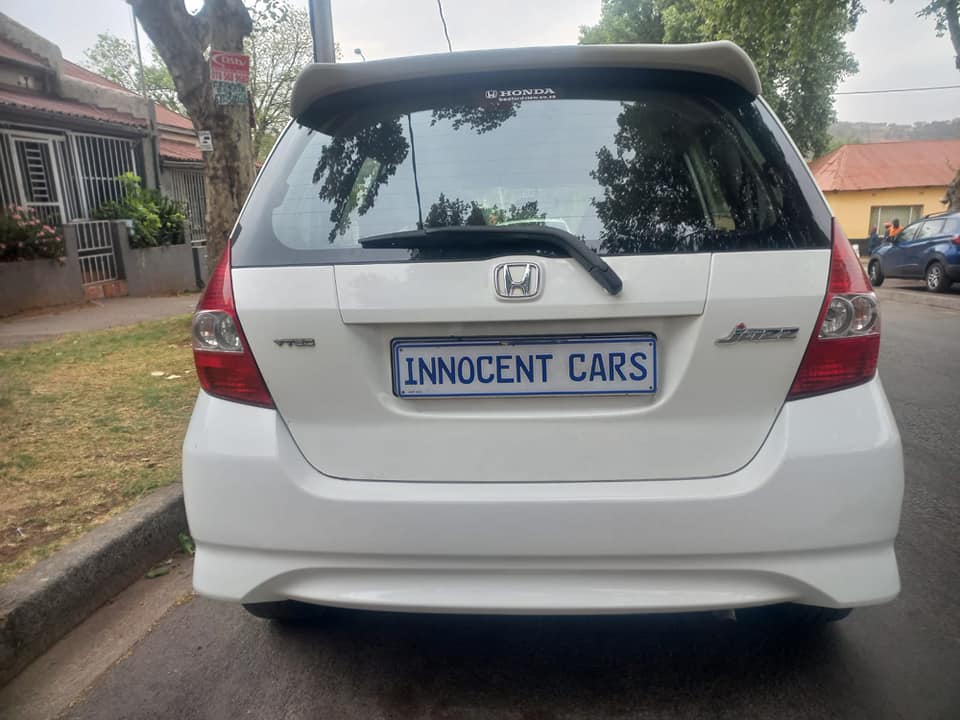 2008 HONDA JAZZ IVTEC 1.5  PETROL, AUTOMATIC, WHITE COLOR, MILEAGE 102000KMS
