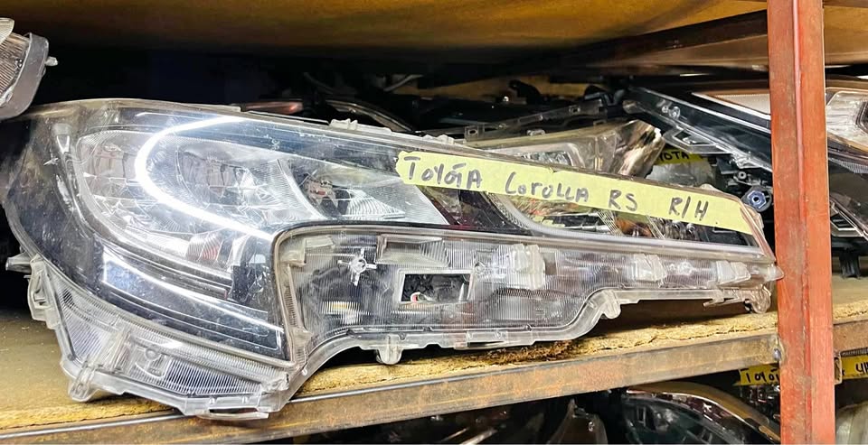 Toyota Corolla RS headlight - Private Seller Toyota Corolla RS headlight - Private Seller