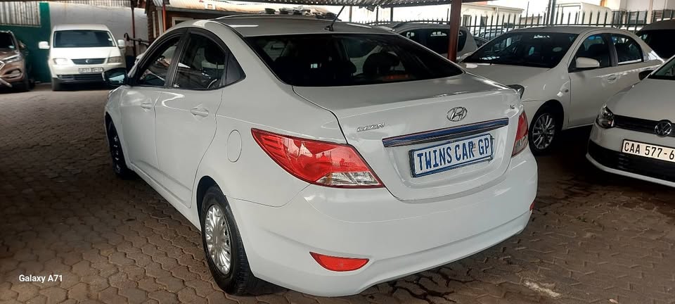 Hyundia Accent 1.6 Manual Petrol sedan
