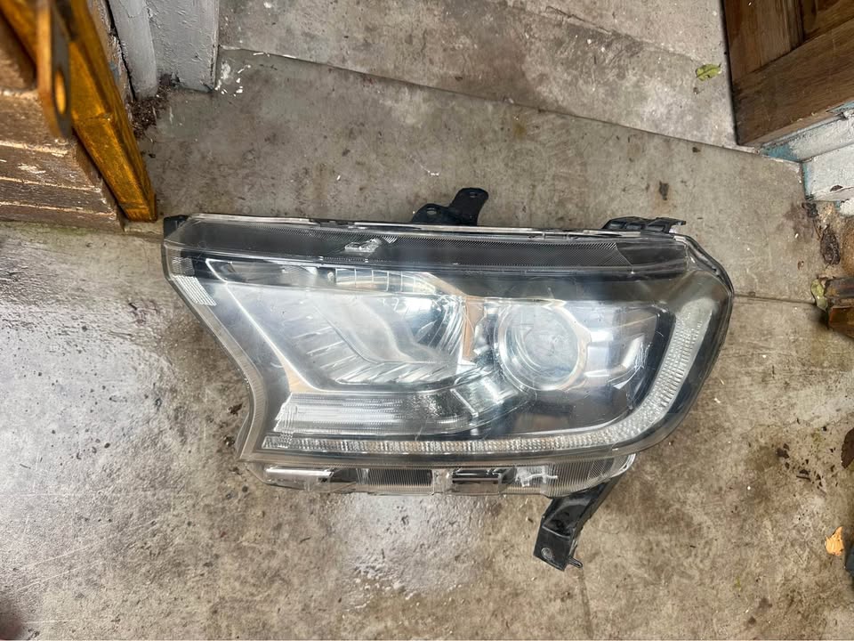 Ford ranger left xenon led headlight - Private Seller Ford ranger left xenon led headlight - Private Seller