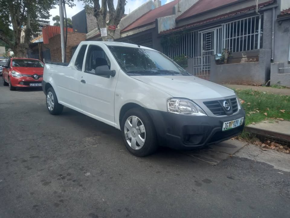 Clean NEAT 2018 Nissan Np200 1.6 Petrol, Manual, White Color, 90000kms
