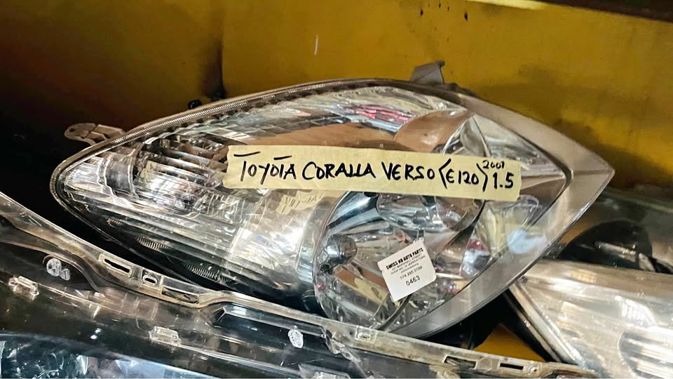 Toyota Corolla Verso (E120) 1.5 headlight - Private Seller Toyota Corolla Verso (E120) 1.5 headlight - Private Seller