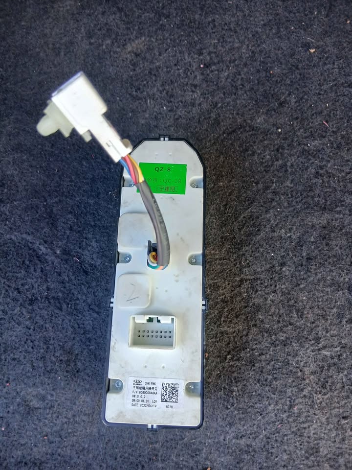 Omoda C5 230 T right front windows switch - Private Seller