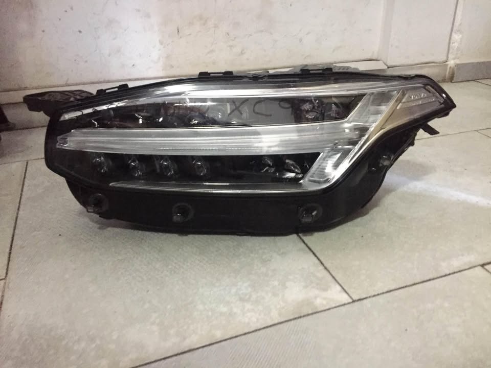 Volvo XC 90 headlights for sell in good condition - Private Seller Volvo XC 90 headlights for sell in good condition - Private Seller