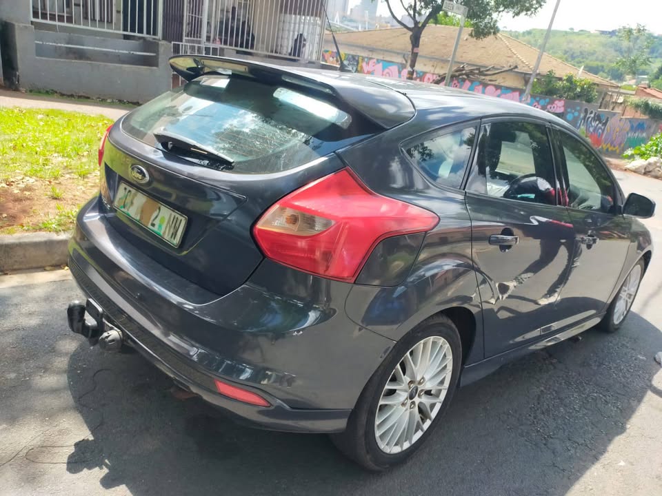 2014 Ford Focus Hatchback Engine Capacity 1.6 Petrol, Manual Transmission, Blue Color, Mileage 9800