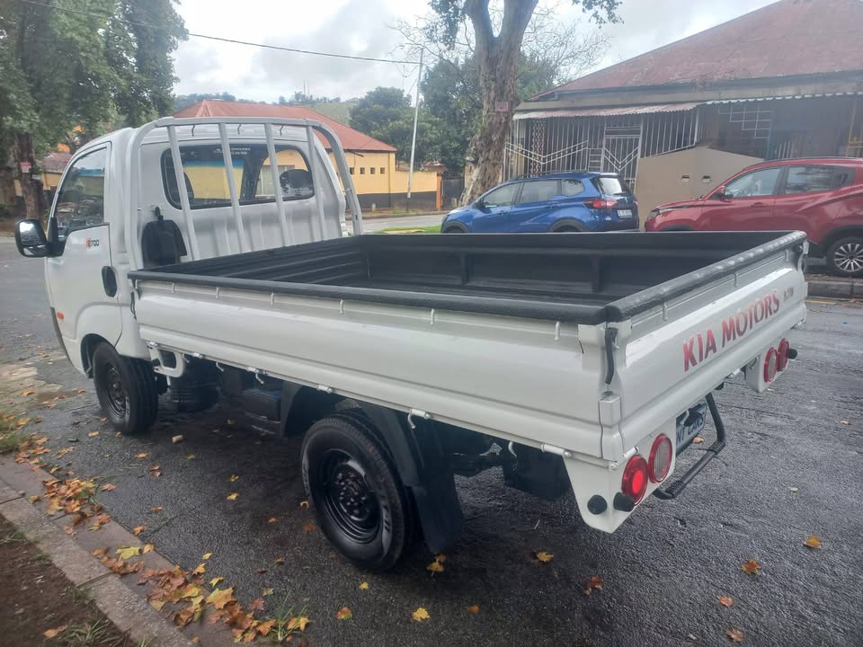 2012 Kia K2700 Bakkie, 2.7 diesel, manual, white color, mileage This bakkie