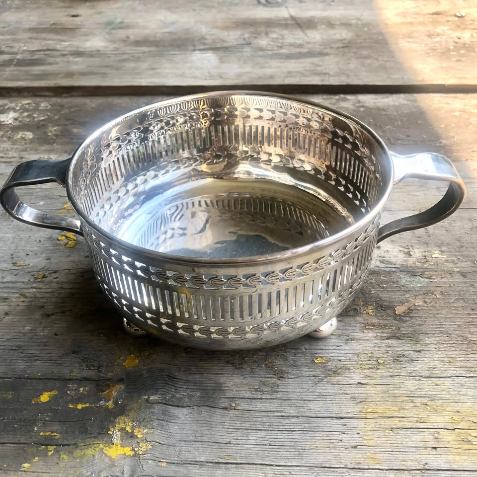 Exquisite Victorian Mappin Silver Plated Twin Handled Dish: A Testament to Elegance Exquisite Victorian Mappin Silver Plated Twin Handled Dish: A Testament to Elegance