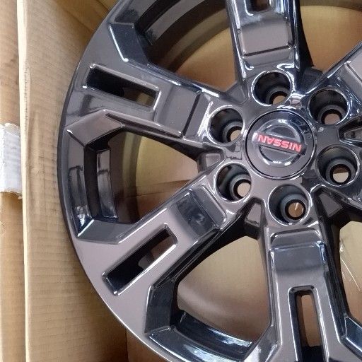 Nissan Navara black rims