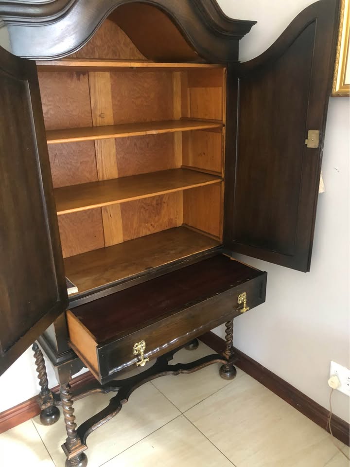 Stunning vintage drinks cabinet