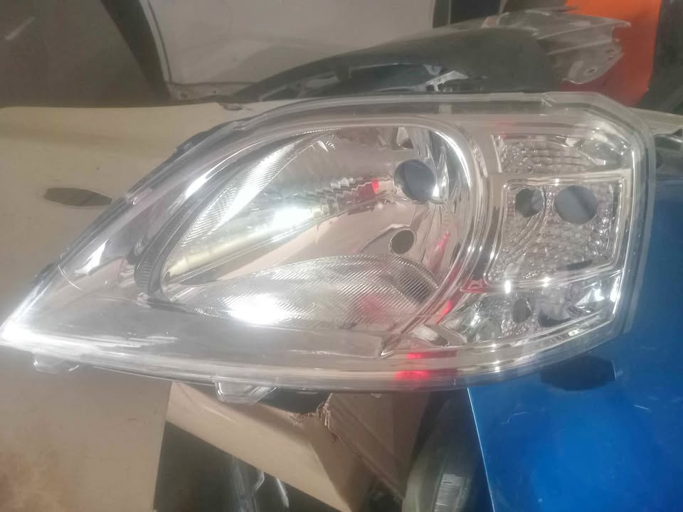 Nissan Np bakkie left side headlight - Private Seller Nissan Np bakkie left side headlight - Private Seller