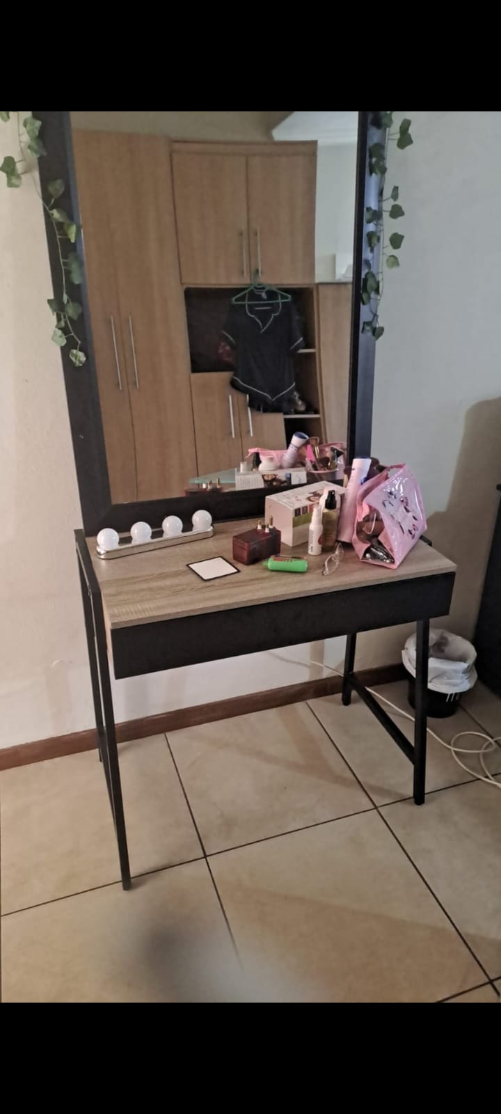 Dressing table and loose mirror Dressing table and loose mirror