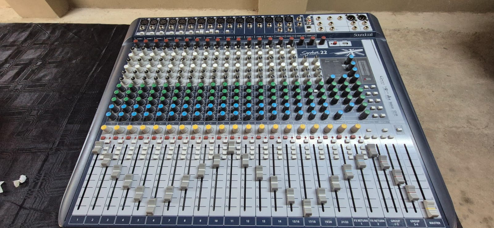Soundcraft Signature 22 mixer