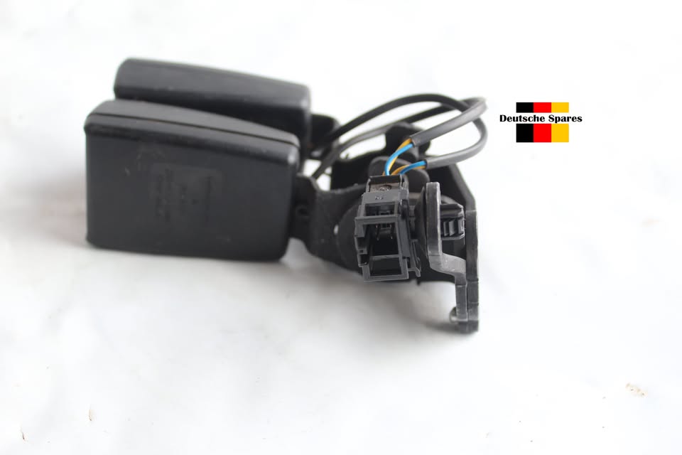 AUDI A3 8V, VW GOLF MK7 2015 1.4 TSI TWIN REAR DOUBLE SEATBELT BUCKLE OEM:8V0857739 PRICE:R750 - Private Seller AUDI A3 8V, VW GOLF MK7 2015 1.4 TSI TWIN REAR DOUBLE SEATBELT BUCKLE OEM:8V0857739 PRICE:R750 - Private Seller