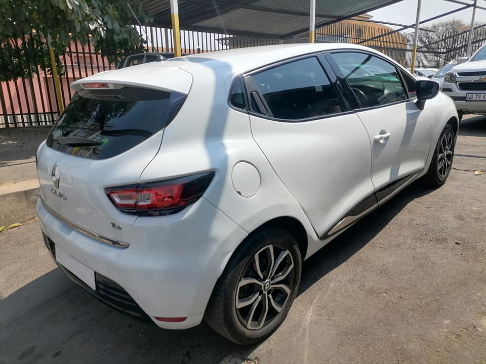2017 Renault Clio 900T Turbo Service book and a leather seat