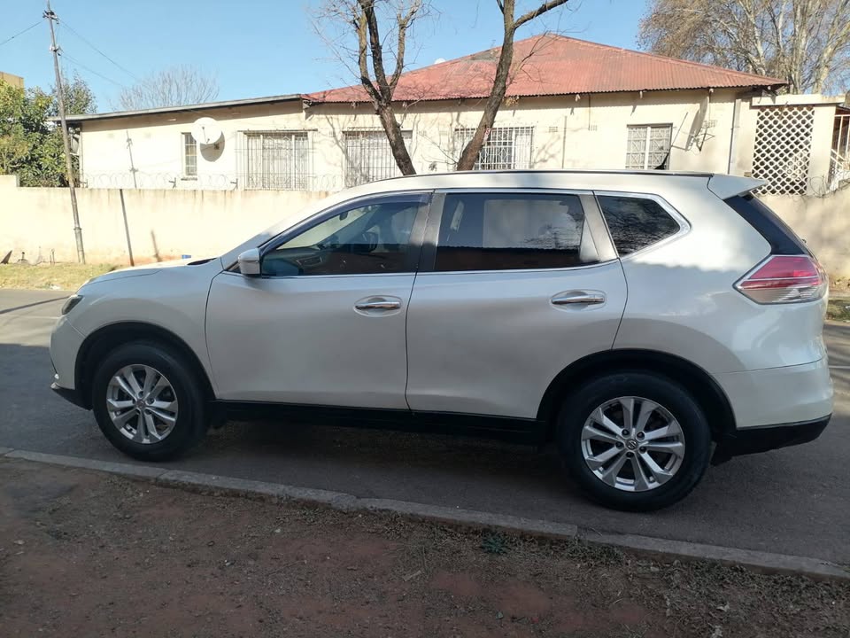 2017 NISSAN XTRAIL 2.0 MANUAL TRANSMISSION IN EXCELLENT CONDITION  SPARE KEYS
