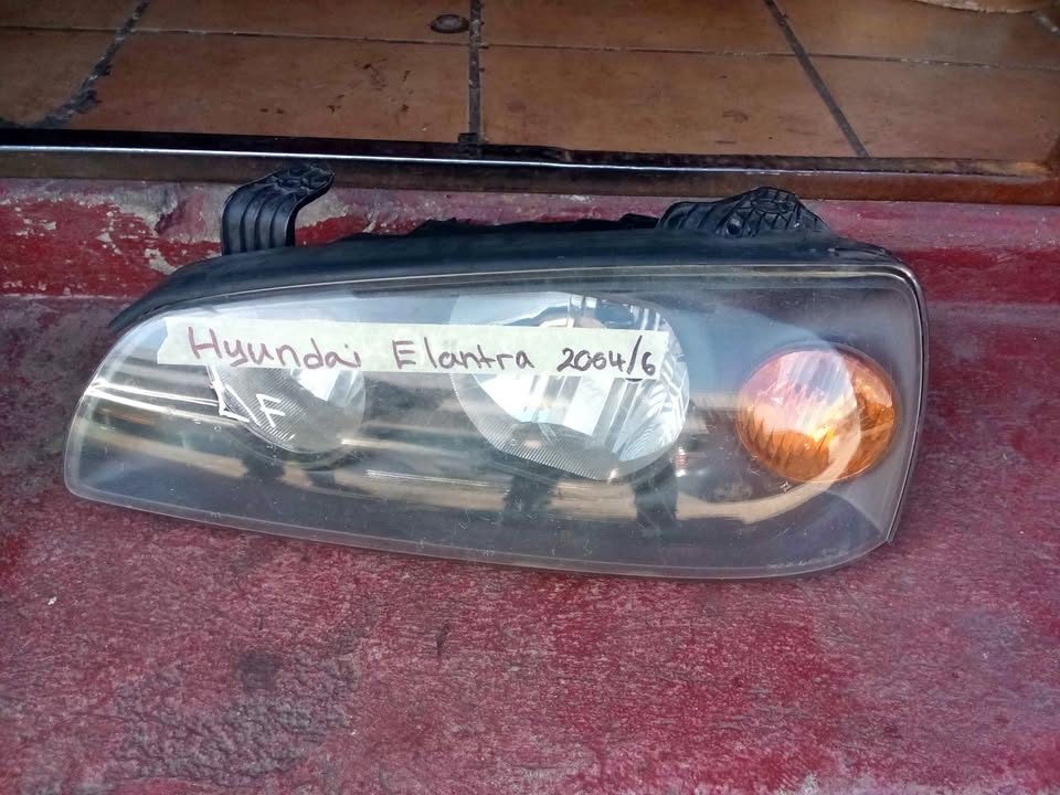 Hyundai Elantra Headlight 2004-2006 left side - Private Seller Hyundai Elantra Headlight 2004-2006 left side - Private Seller