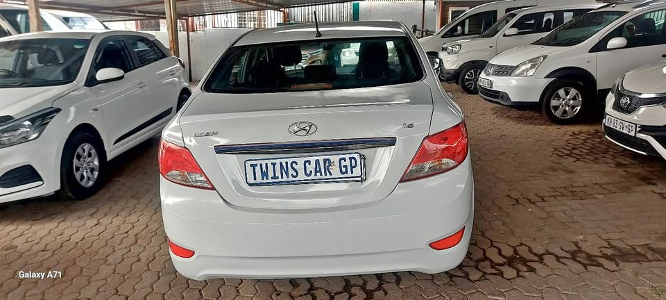 Hyundia Accent 1.6 Manual Petrol sedan