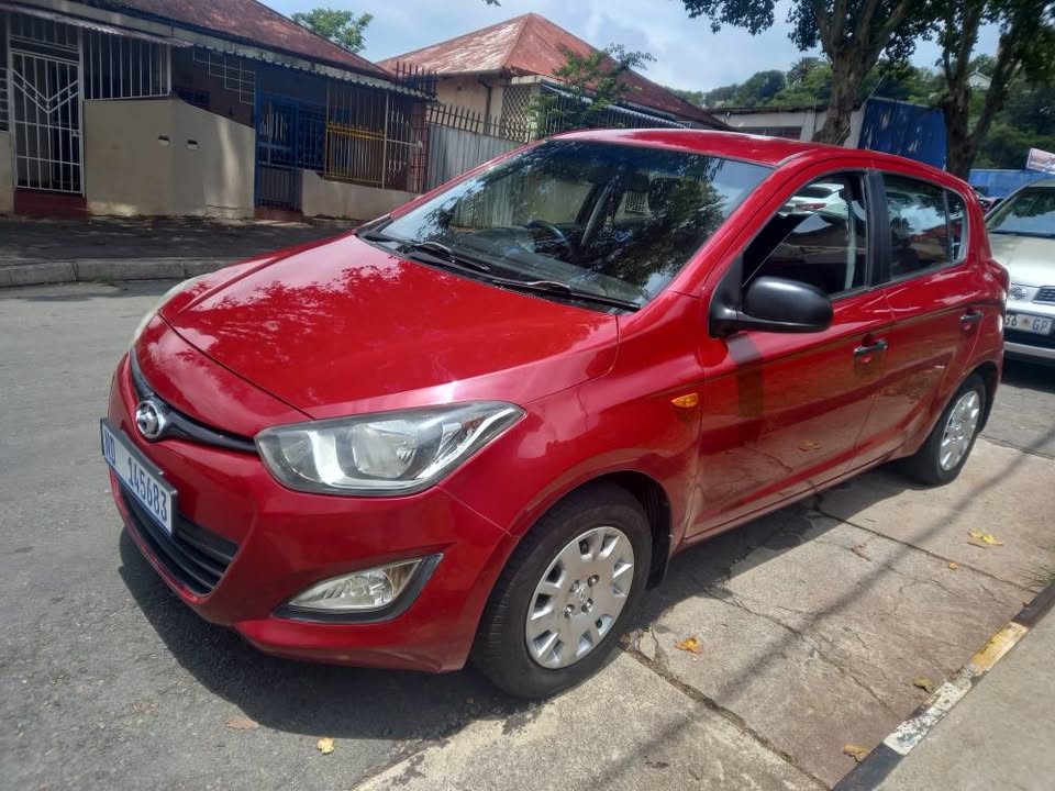 2014 Hyundai i20 Hatchback 1.2 Petrol, Manual Call Inno . Maroon Color, Mileage 70000kms,