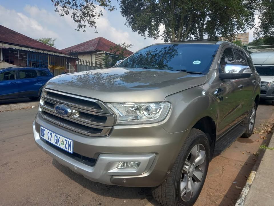 2017 Ford Everest  Limited 3.2 Automatic 4x4, Silver,  reverse camera, sensors.