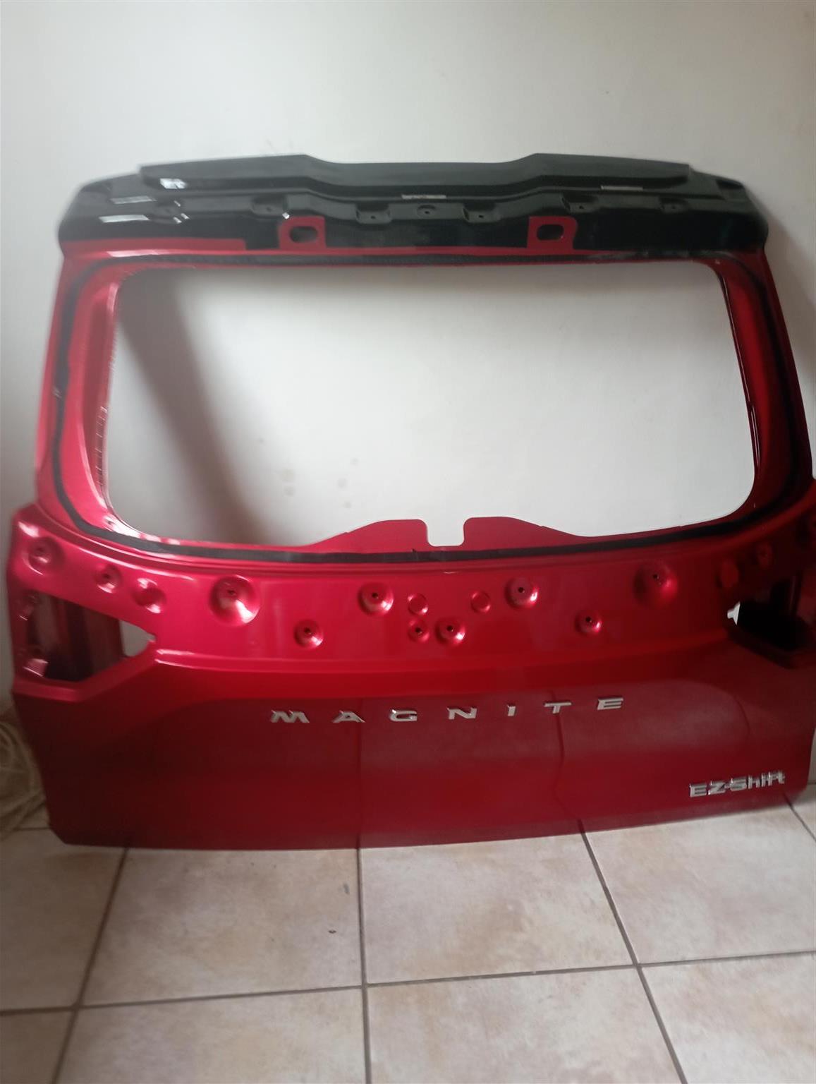 Magnigte Nissan tailgate - Private Seller Magnigte Nissan tailgate - Private Seller
