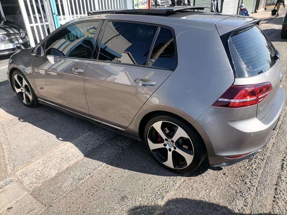 2015 Volkswagen Golf 7 2.0 GTI DSG TURBO Automatic and leather seat Sunroof
