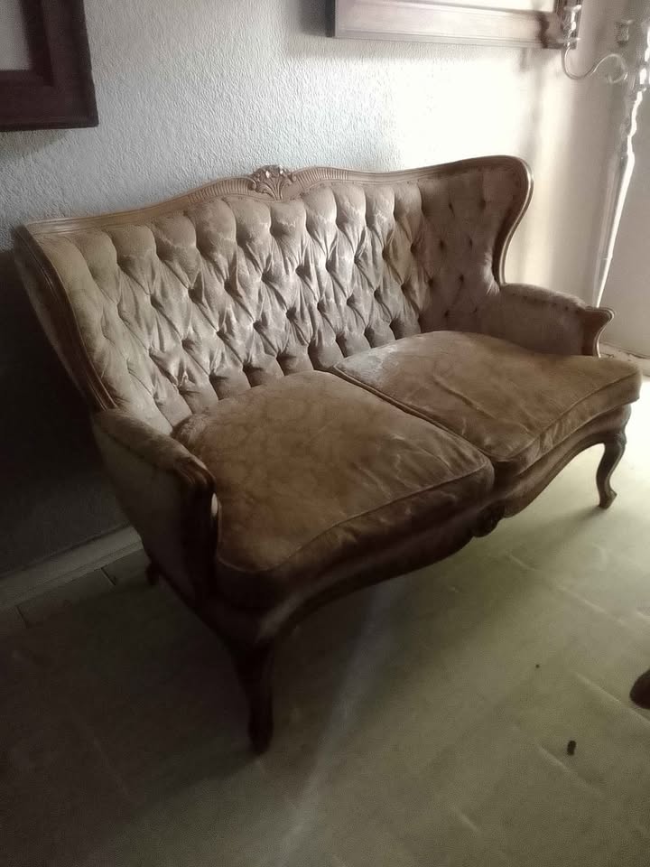 UNIQUE Wood carving ANTIQUE TWO seater couch with beautiful  embellishments on Queen Anne legs