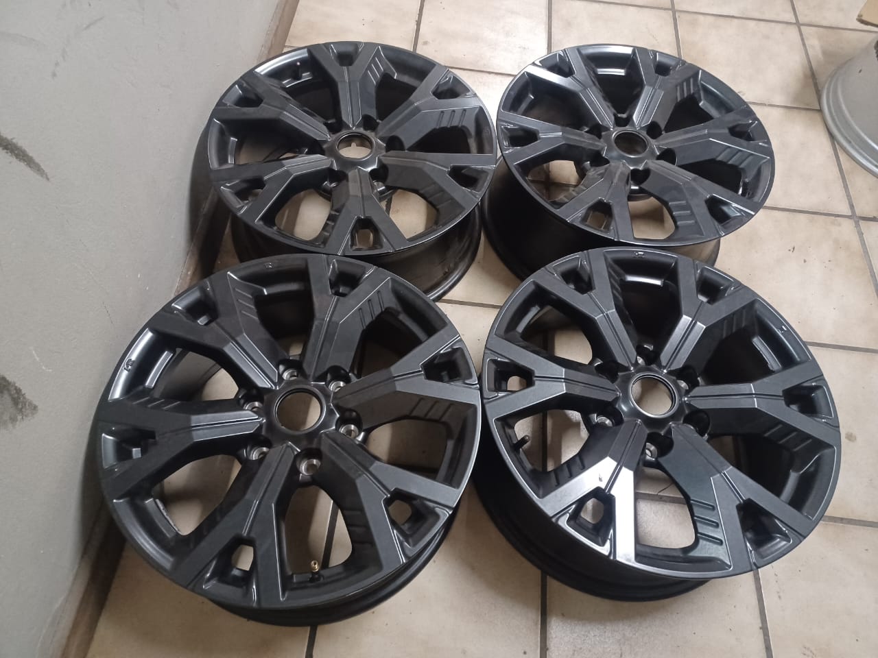 18inch Isuzu X-Rider latest original mags set for - Private Seller 18inch Isuzu X-Rider latest original mags set for - Private Seller