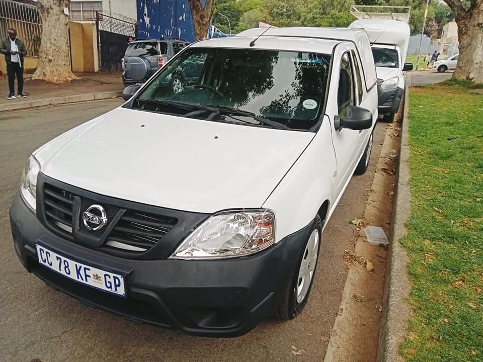 2012 Nissan Np200 1.6 with canopy