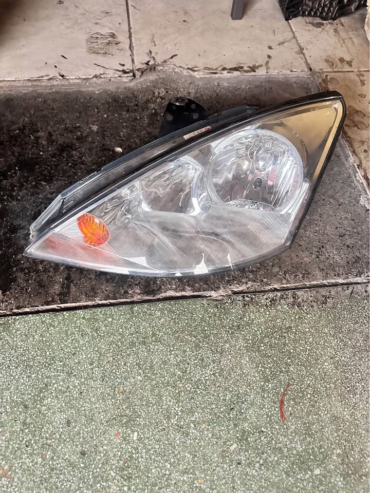 Ford focus headlight - Private Seller Ford focus headlight - Private Seller