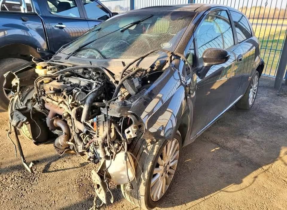 Fiat punto 1.9 jtd STRIPPING FOR SPARES Call or whatsapp  or