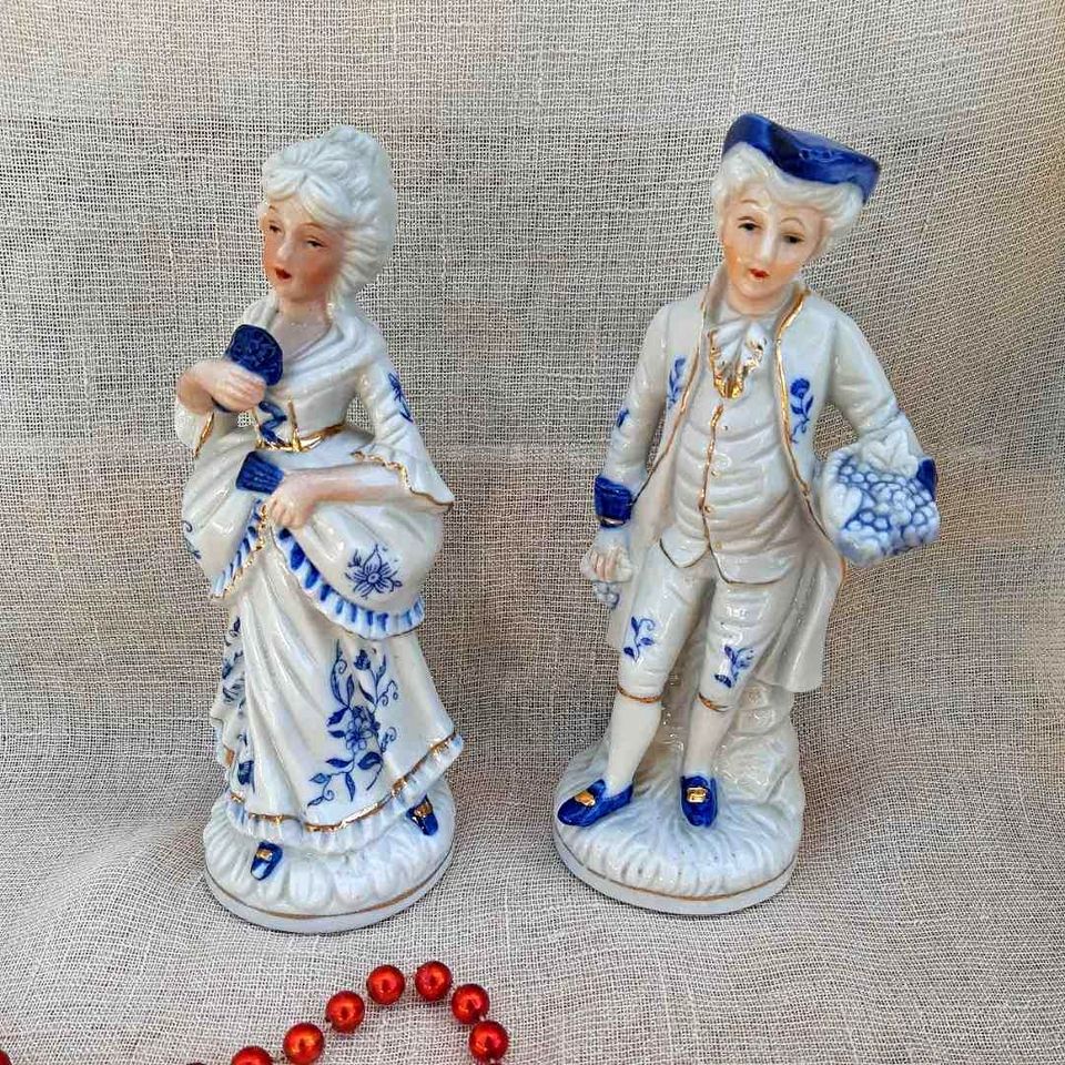Pair of porcelain figurines Pair of porcelain figurines