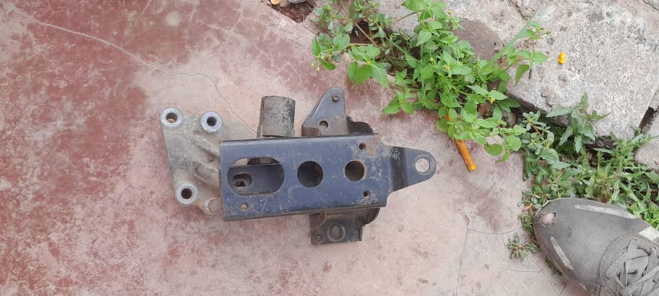 Daihatsu sirion Top Gearbox mounting - Private Seller Daihatsu sirion Top Gearbox mounting - Private Seller