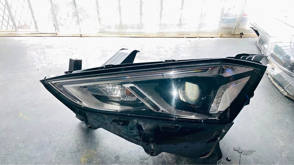 ISUZU MU-X headlight - Private Seller ISUZU MU-X headlight - Private Seller