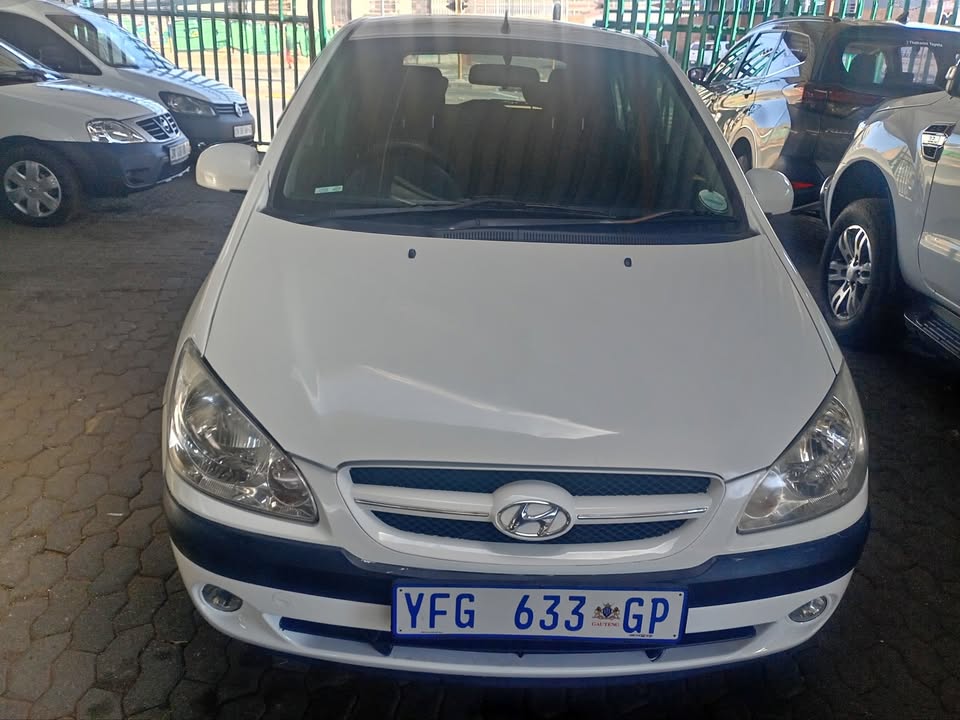 Hyundia Getz 1.4 Manual petrol  2007 White Service Book  Spear key