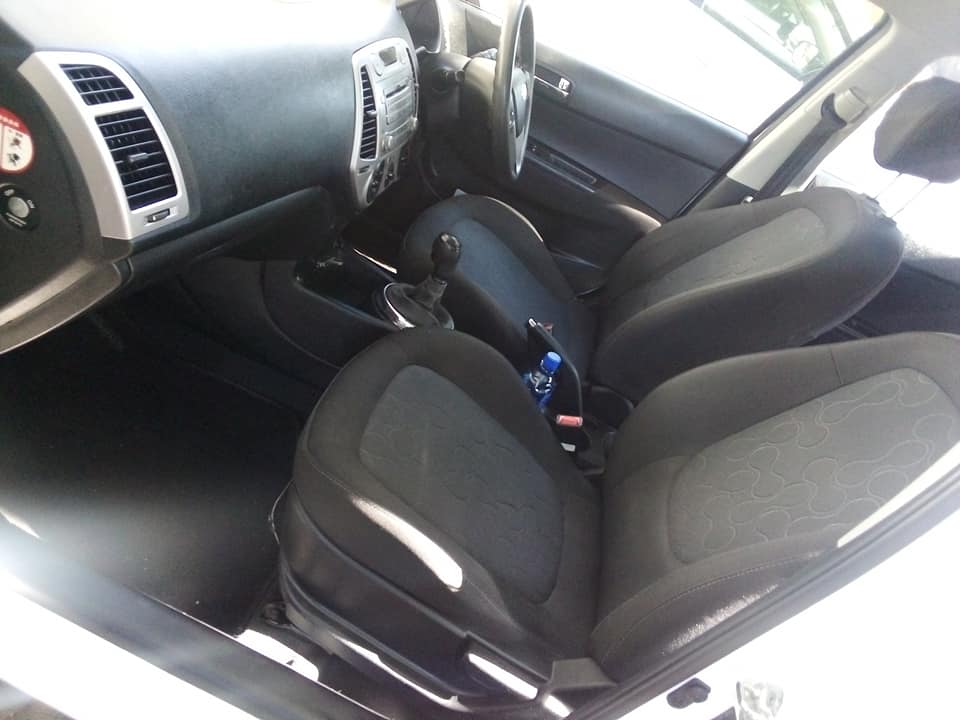2012 Hyundai i20 1.4Fluid Manual white color. 83000km