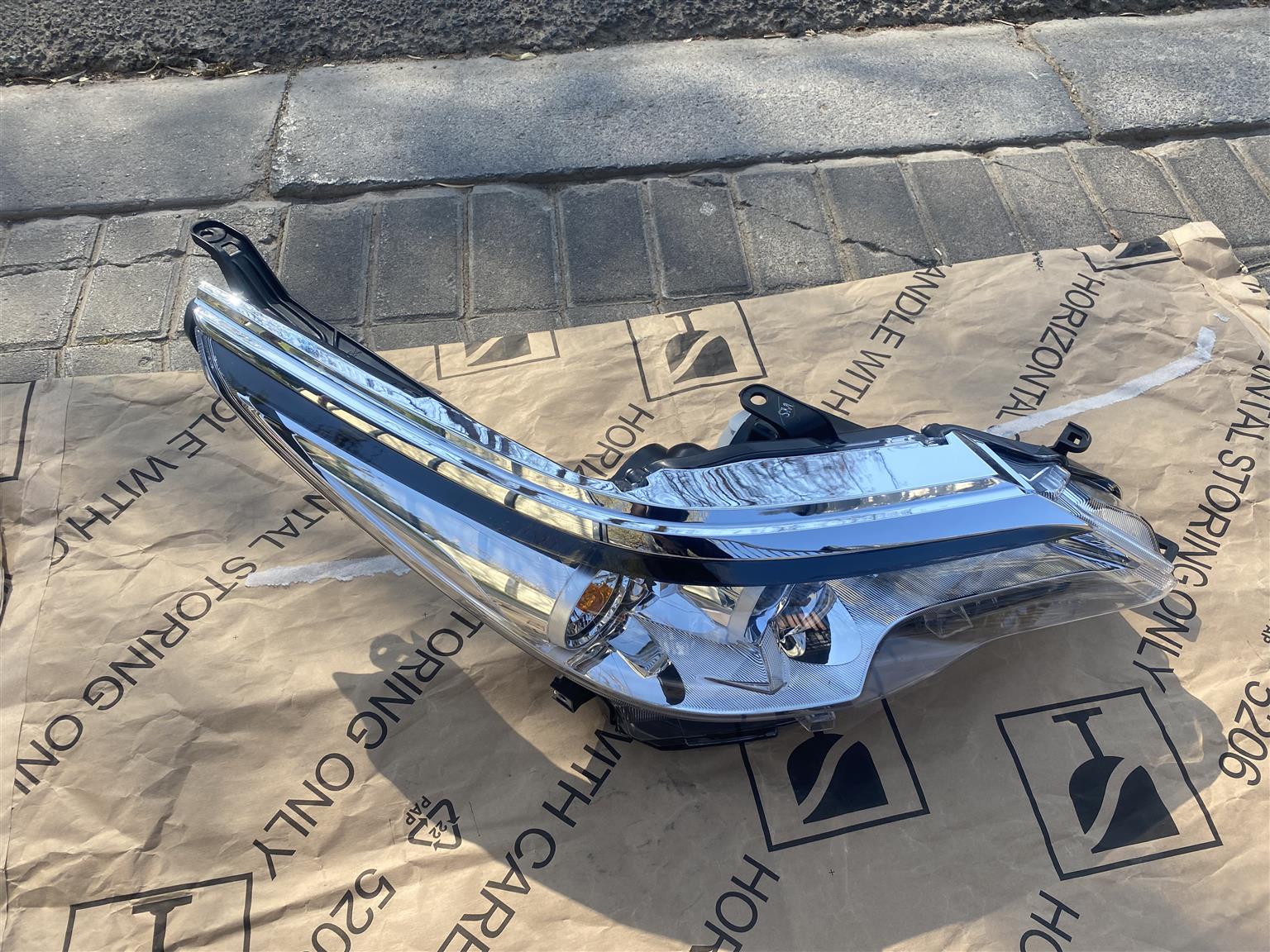 2018 TOYOTA FORTUNER GD-6 HALOGEN HEADLIGHT RIGHT SIDE FOR SALE