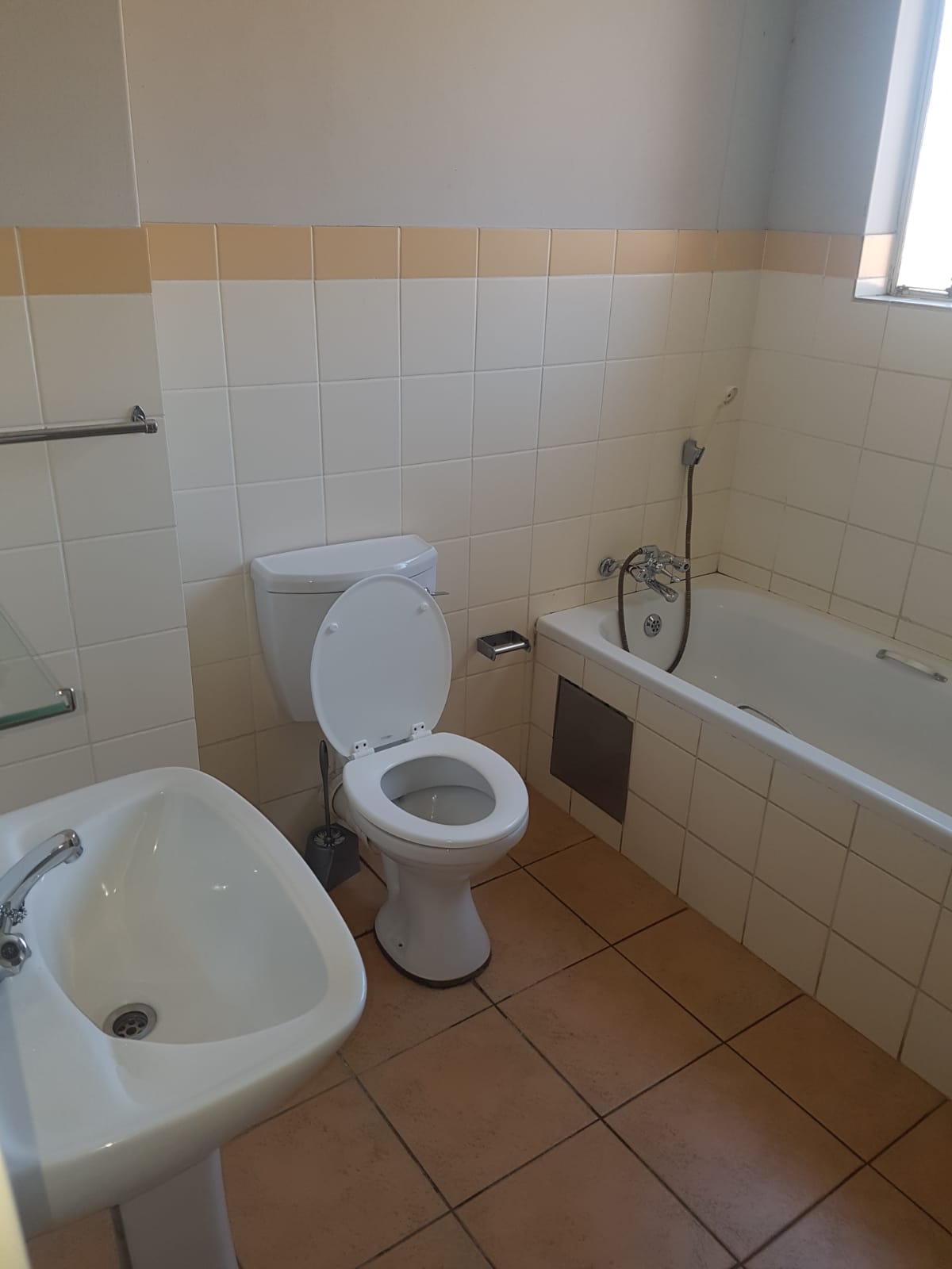 BACHELOR APARTMENT FOR RENT IN SILVERLAKES PRETORIA EAST