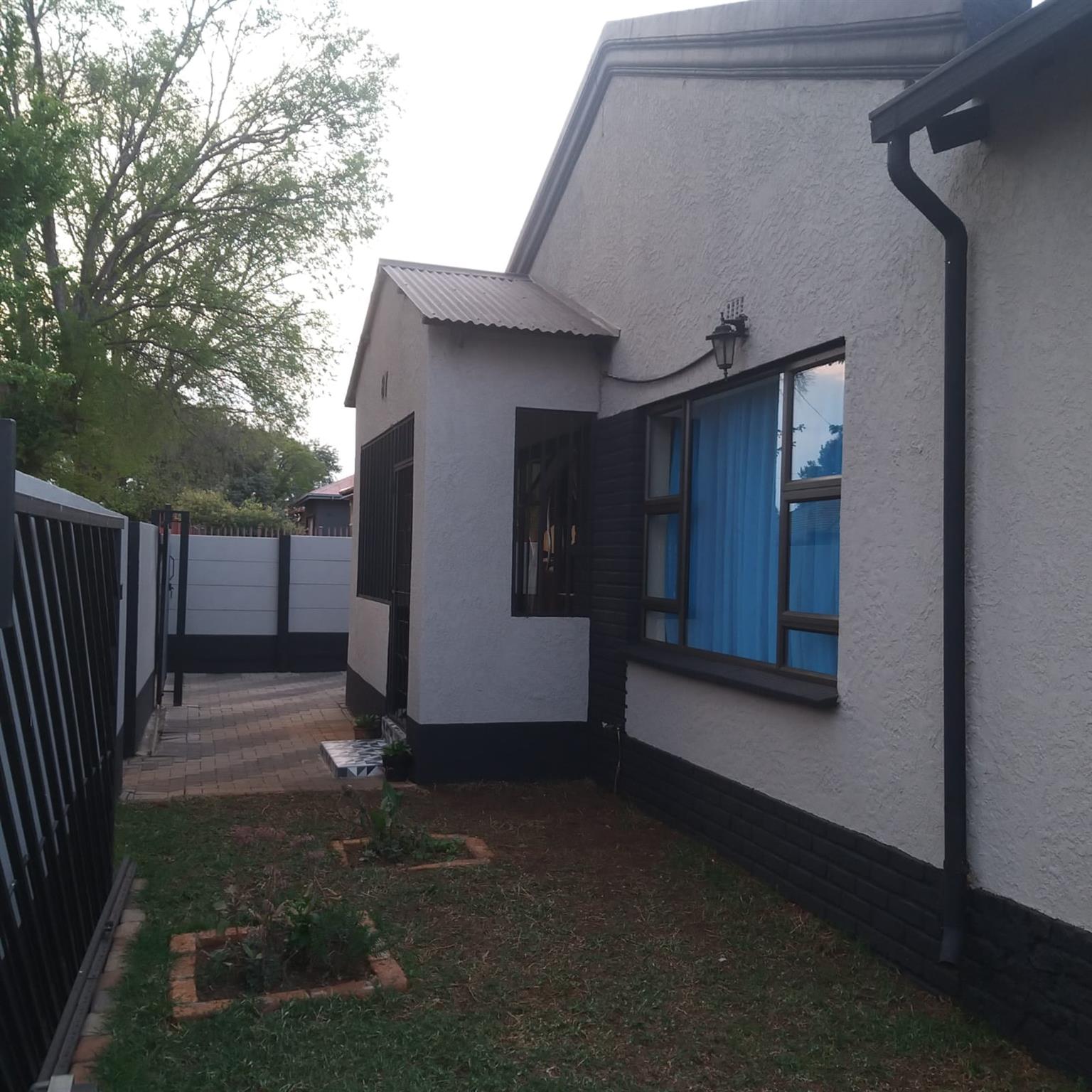 5 BEDROOM HOUSE WITH COTTAGE FOR SALE IN ROODEPOORT NORTH | Junk Mail ...